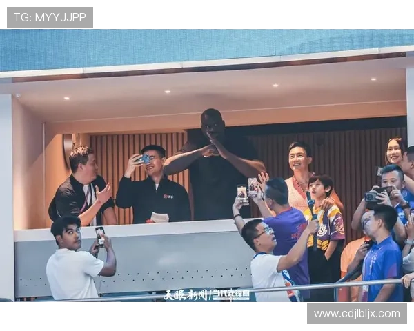 白堡晋级后奥尼尔与球迷共享麦当劳